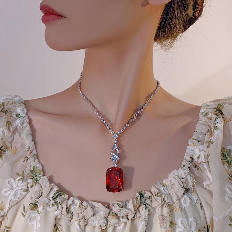 Jewelry Copper Bottom Gold-Plated Simulation Color Treasure Generous Diamond Luxury Pendant Necklace 20 * 28