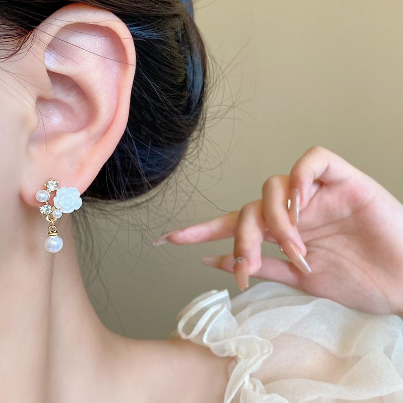 Pearl Flower Earrings: S925 Silver Needle, Korean Light Luxury Design