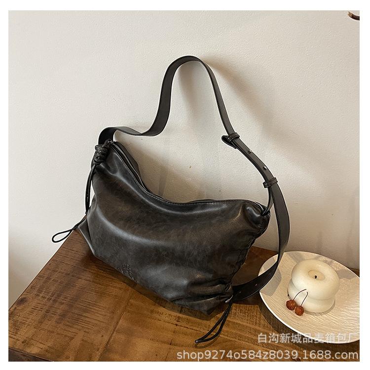 

Niche Korean trend underarm bag 2025 autumn and winter new retro pleated shoulder bag large capacity commuter tote bag чёрный