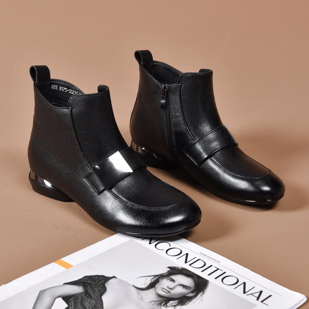 Casual round head bare boots autumn and winter new small short boots first layer cowhide square buckle flat bottom women's boots leather boots