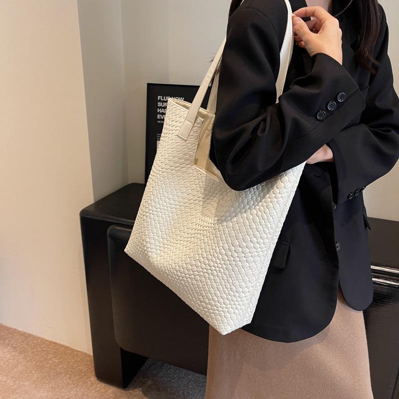 

Commuter large-capacity handbag bag women s 2025 new autumn and winter retro fashion tote bag silk scarf shoulder bag