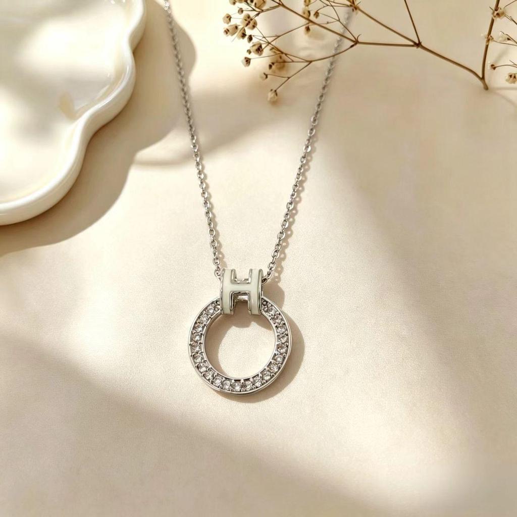 Elegant Cat Pendant Necklace: Fresh Design with Micro-Set Zircons for Women - Light Luxury & High-End Feel; Perfect Clavicle Chain Accessory.
