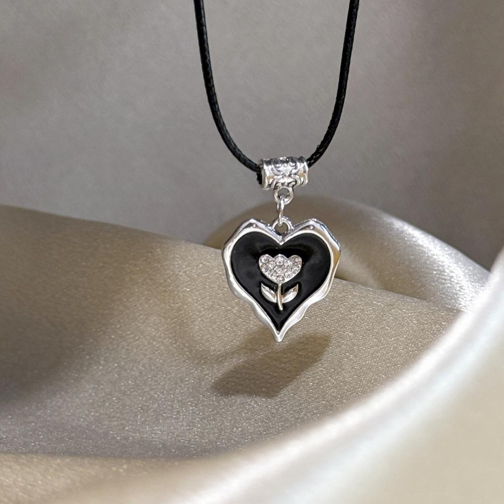 Black Drip Glaze Heart Leather Rope Necklace Shiny Rhinestone Flower Necklace for Women Adjustable Chain Jewelry Gifts