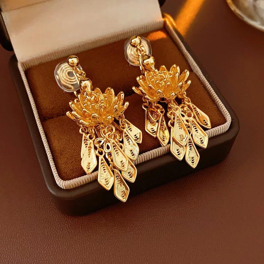 Boucles d'oreilles à clip pompon feuille de lotus plaqué or Boucles d'oreilles haut de gamme pour femmes Nouveau style chinois Zircon pour mariée de femmes anciennes