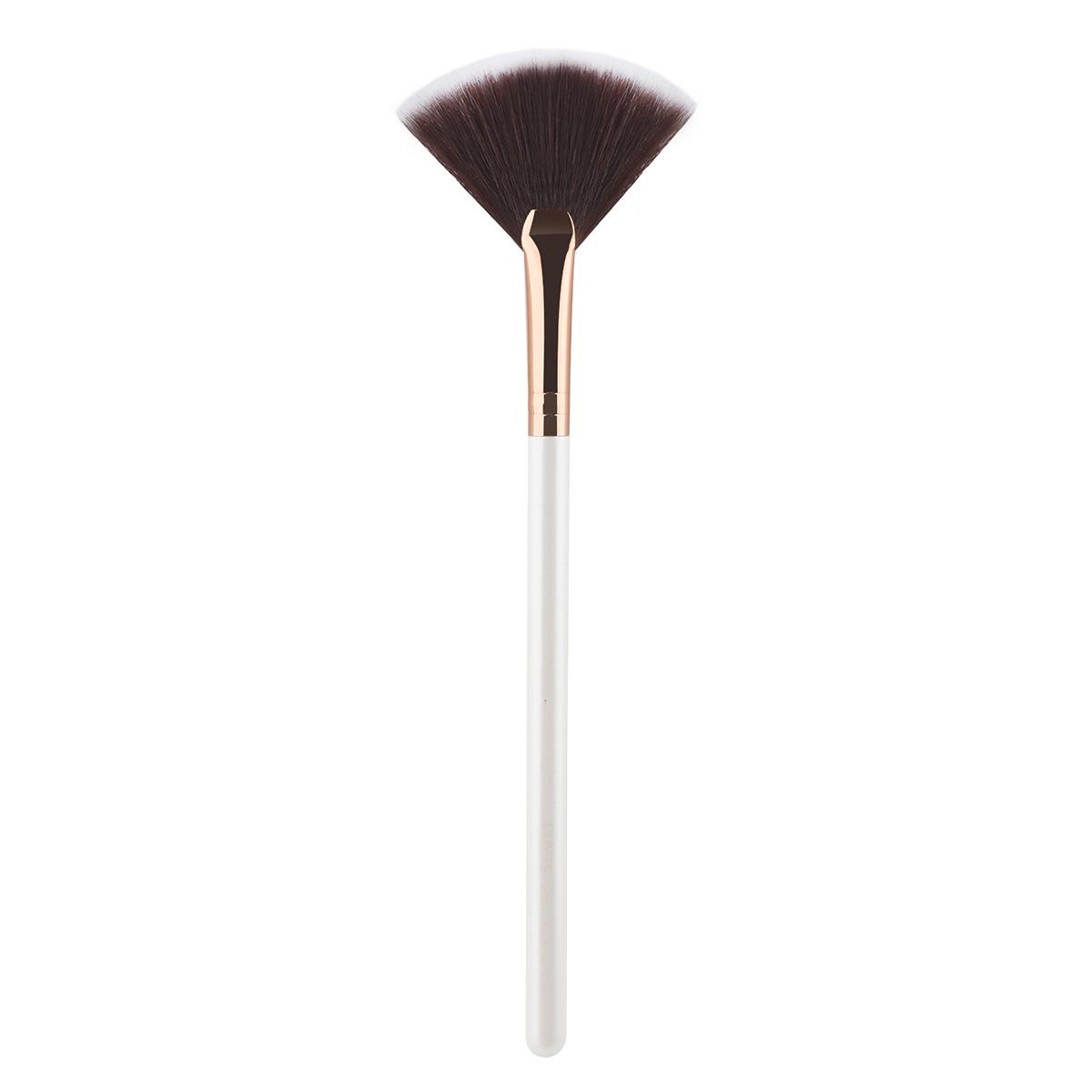 

Fan-Shaped Highlight & Blending Brush: Soft Makeup Tool in Stock