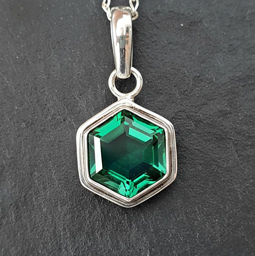 Smaragd Halskette, Edelstein Anhänger, 925 Massiv Sterling Silber, Handgefertigter Schmuck, Grüne Sechseck Form, Geschenk für Frauen