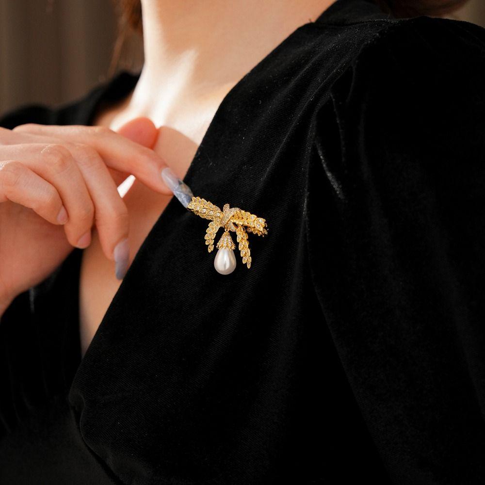 Korean Style Suit Collar Pin Badge Rhinestone Brooch Fashion Rhinestone Butterfly Brooch  Daily