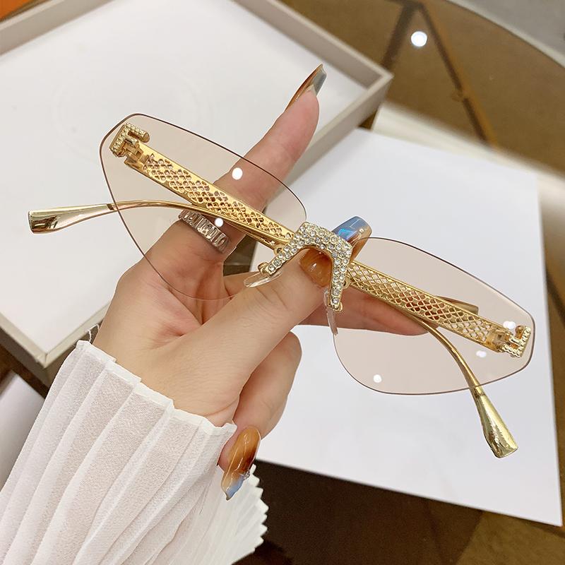 

Новые модные солнцезащитные очки без оправы для женщин с полыми металлическими солнцезащитными очками Cat Glasses 90259