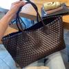 Nischen-Design modische große Tasche Sommer neu schlicht große Kapazität gewebte Tasche tragbare Tragetasche Umhängetasche