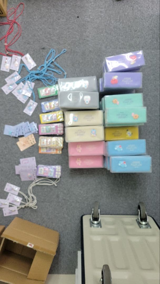 

[Б/У] С большой скидкой! Идеально в качестве подарка для друзей или для бизнеса. Мерч BTS (более 100 наименований)