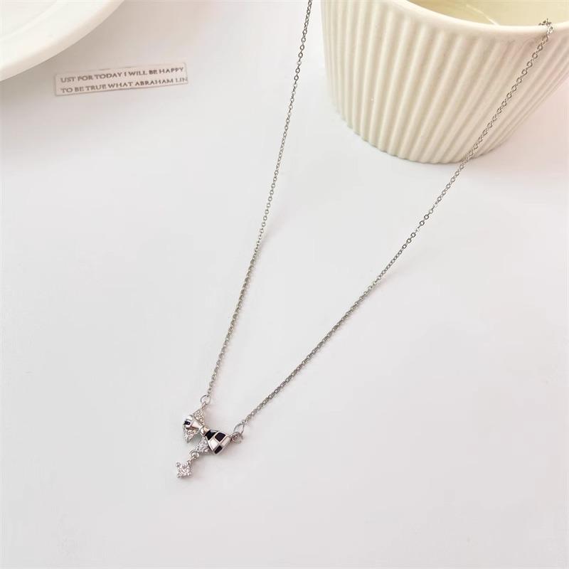 Light luxury necklace Versatile tide collarbone chain Female butterfly Simple niche high-end temperament Sweater chain jewelry