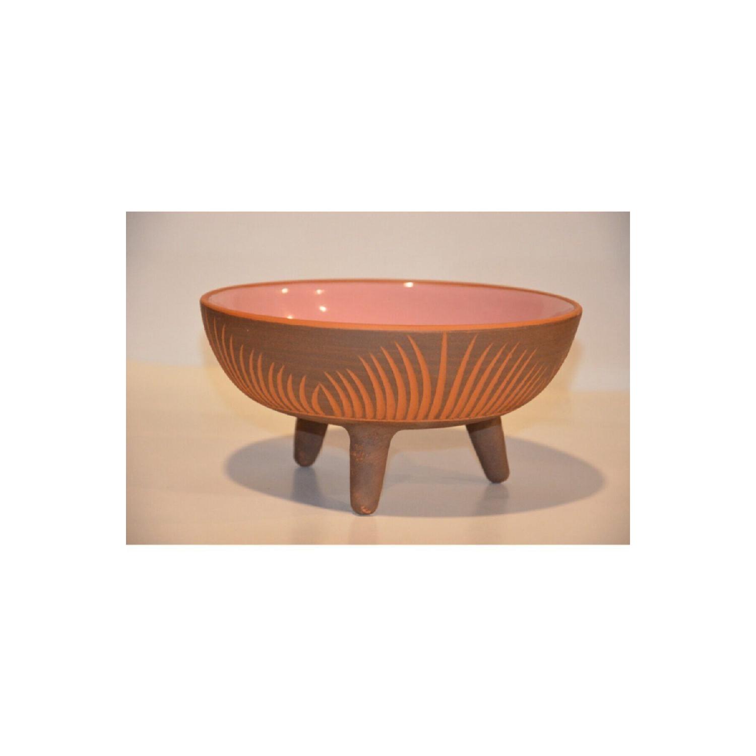 

3 -legged Soil Scraped Authentic Bowl чистий