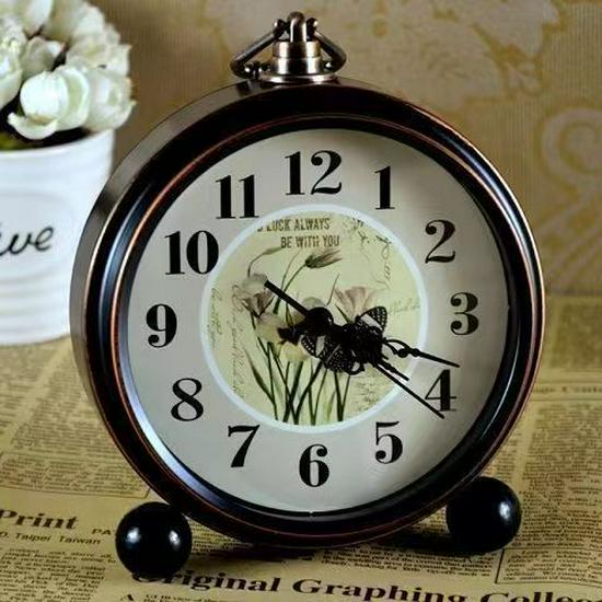 Retro Silent Alarm Clock - Vintage Desktop Decor for Bedroom or Dormitory