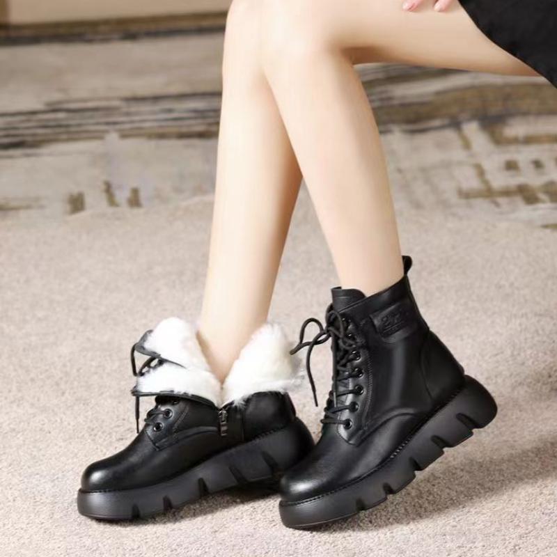 Модные универсальные зимние ботинки на толстой подошве для женщин на осень и зиму 2024 — фото 6