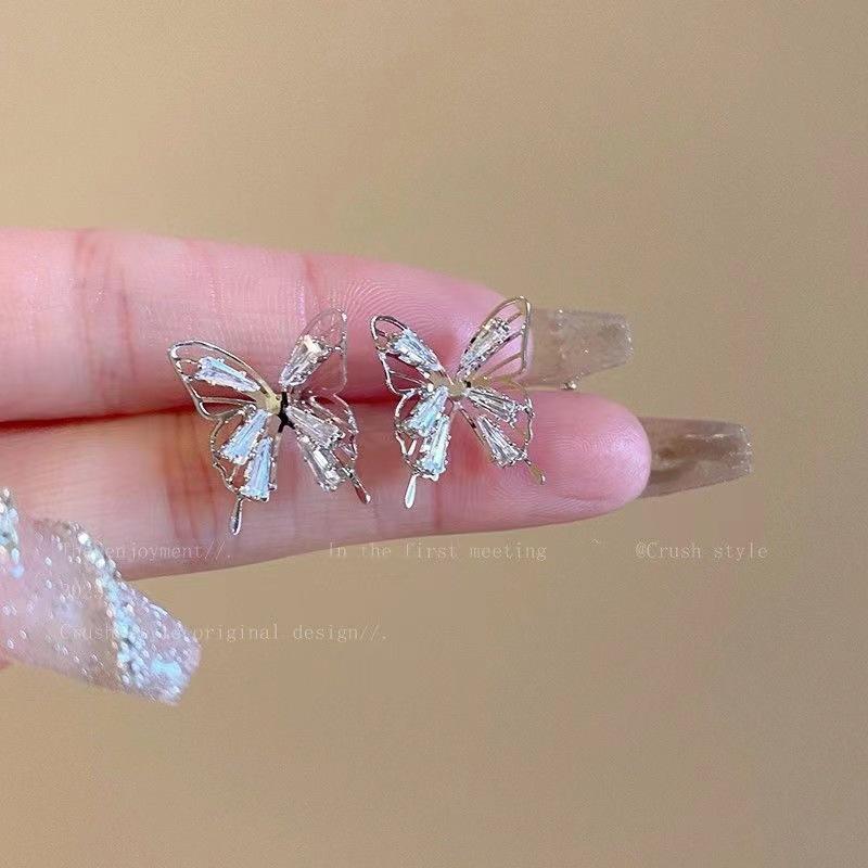 Silver needle flash zircon earrings, women's exquisite temperament stud earrings, spring and summer earrings.