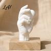 Scultura a Forma di Cuore Decorazione Mano Che Tiene Statuetta Stampata 3D Arredo Scultoreo Moderno Minimalista per Scrivania Accenti Romantici per Casa Accento per Libreria Comodino