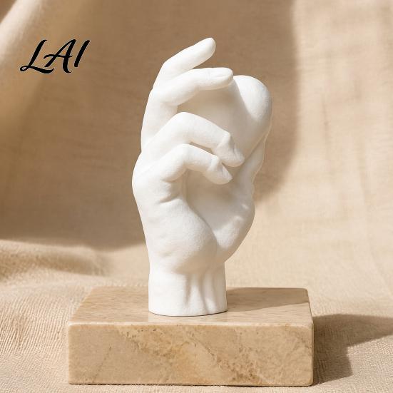Scultura a Forma di Cuore Decorazione Mano Che Tiene Statuetta Stampata 3D Arredo Scultoreo Moderno Minimalista per Scrivania Accenti Romantici per Casa Accento per Libreria Comodino