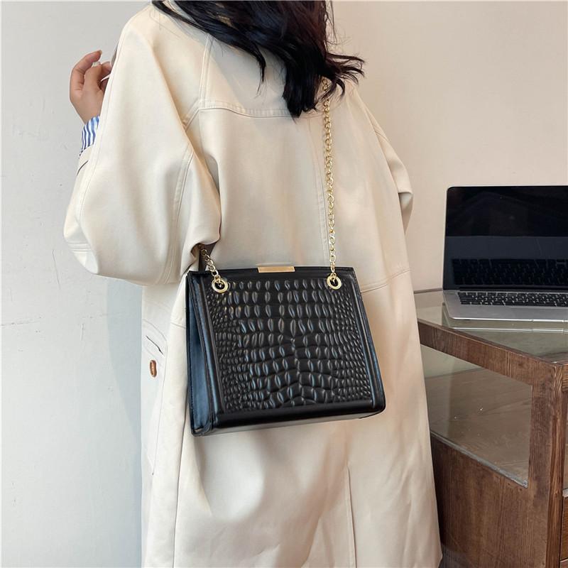 Trendy Vintage Small Chain Crossbody Bag For Women In Stylish Black And White Colors