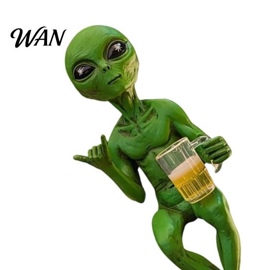 Patio Landscape Decoration Resin Alien with Beer Glass Figurine, Decorative Desktop Ornament, Creative Table Exquisite Hand Carved Statue for