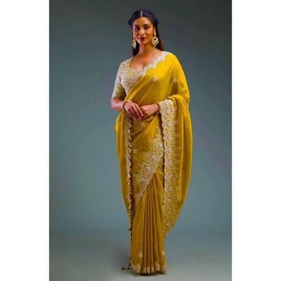 Tissu lourd premium en soie froissée or doux sur une magnifique broderie c-pallu zari, paillettes et travail de coding dans un sari avec une bordure ajourée sur le sari