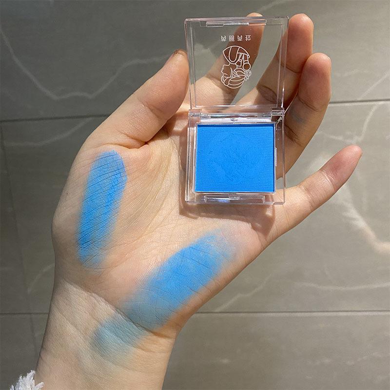 Hochgesättigter matter grüner Lidschatten für Weihnachten: Reiche Farbabgabe in Gelb, Blau, Rot und Lila