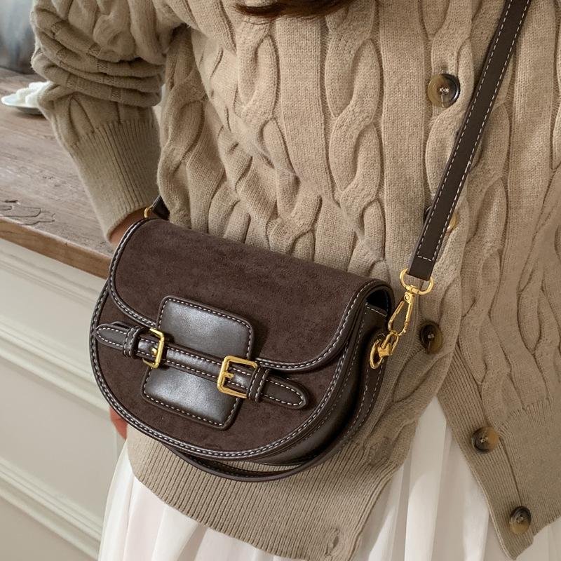 This Year's Popular Bags Are Women's 2025 New Messenger Bags, Popular Saddle Bags, High-end Retro Shoulder Handbags.