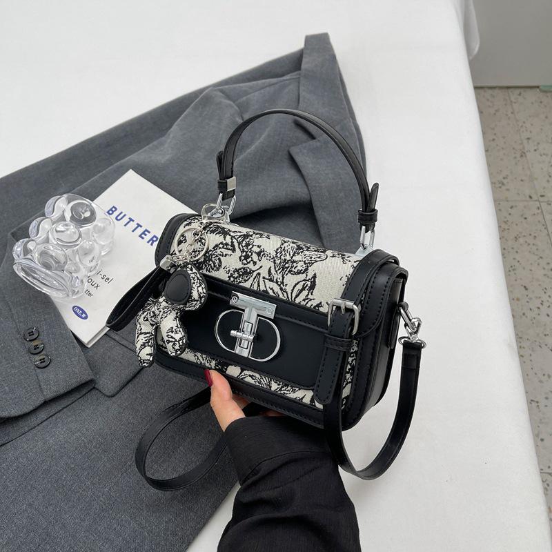 

Популярные нишевые дизайнерские сумки. Новинка 2024 года. Женские сумки. Популярные универсальные сумки через плечо. Модные портативные маленькие квадратные сумки. чёрный