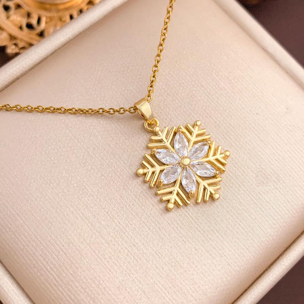 Necklace European and American hot-selling pearl snowflake does not fade titanium steel necklace accessories women's niche design sense collarbone