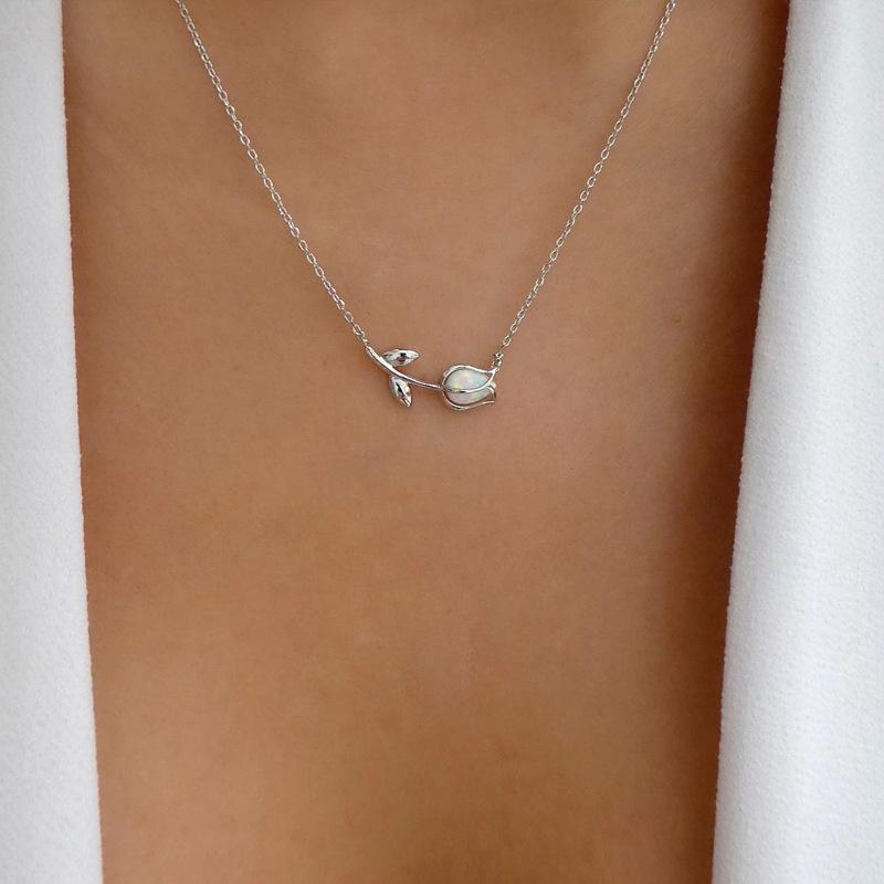 Diamond collarbone chain wholesale European and American jewelry simple versatile alloy flower necklace women's pendant sweater chain