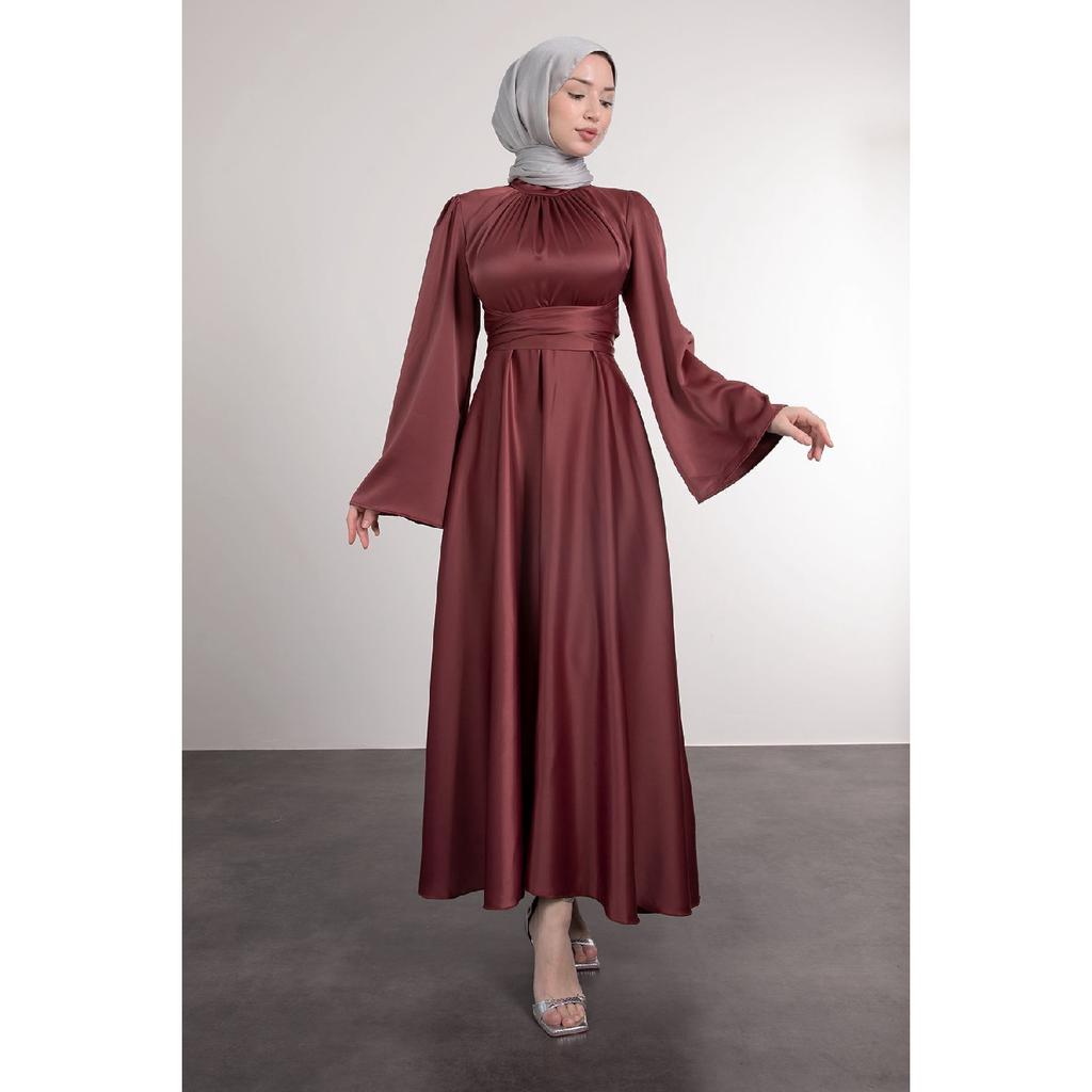 Spanisches Hijab-Abendkleid aus Satin mit Wickelärmeln an der Taille