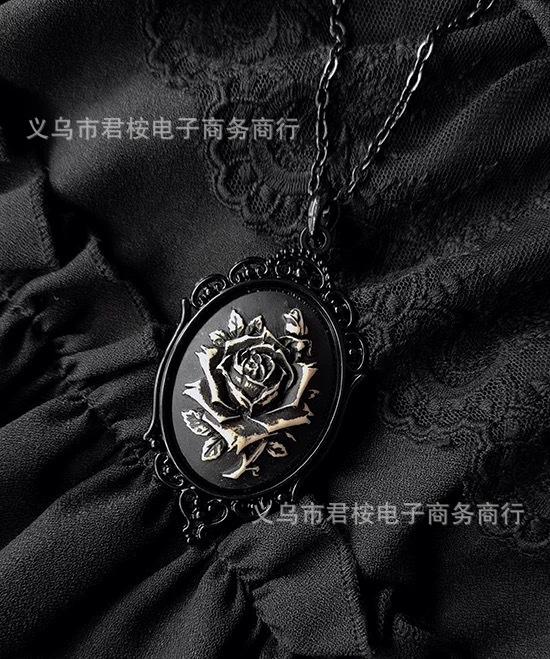 

Gothic Black Oval Rose Skull Queen Embossment Pendant Necklace for Women Hallowmas Dark Subculture Jewelry Accessories Gifts