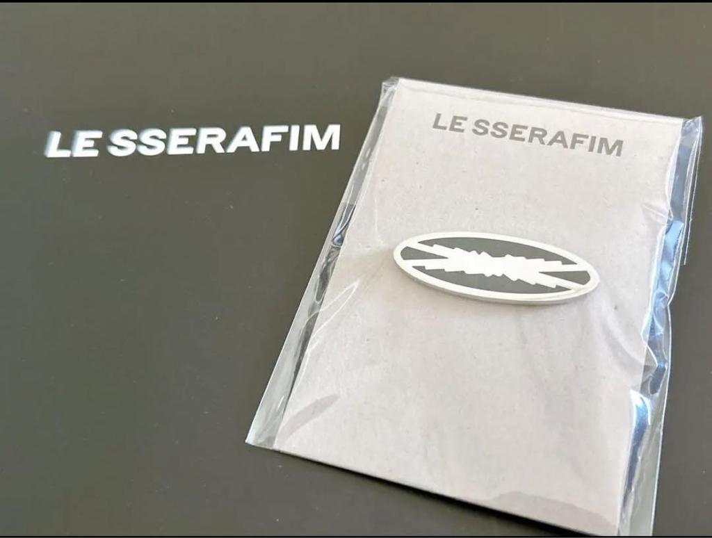 [USED] Rus1LE SSERAFIM OVAL BADGE
