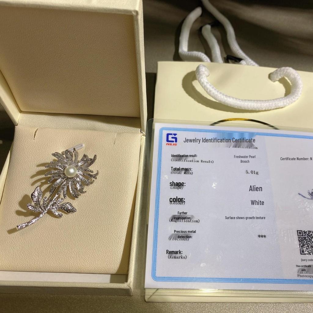 Dilly Snow Vintage Green Chalcedony Daisy Brooch - Elegant Floral Pin Accessory