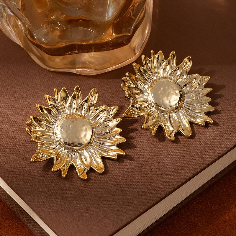 High-End Leichter Luxus Textur Blatt Ohrringe Metall Wind Personalisiert Dreidimensional Ccb Mehrschichtig Übertrieben Mehrschichtig Blume Ohrringe