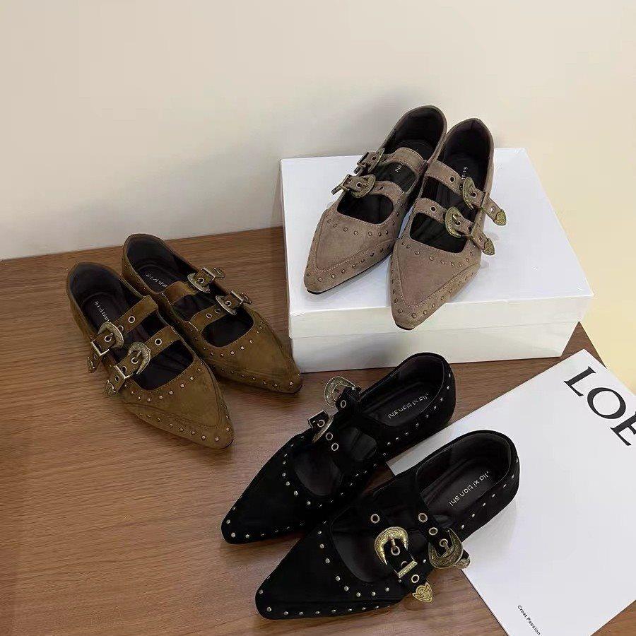 Sapatos Mary Jane de bico fino retrô sapatos de salto único femininos rebites fivela de cinto camurça modelos de outono aumento de altura interna 2025 sapatos de salto único de sola plana