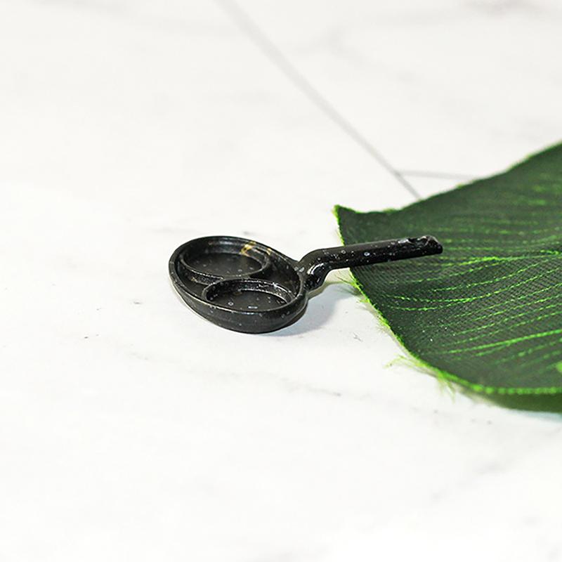 

Сковорода для кукольного домика 1/12 с двумя отверстиями для жареных яиц Кукольная кухня Посуда Украшения Кукольные домики Мини-аксессуары