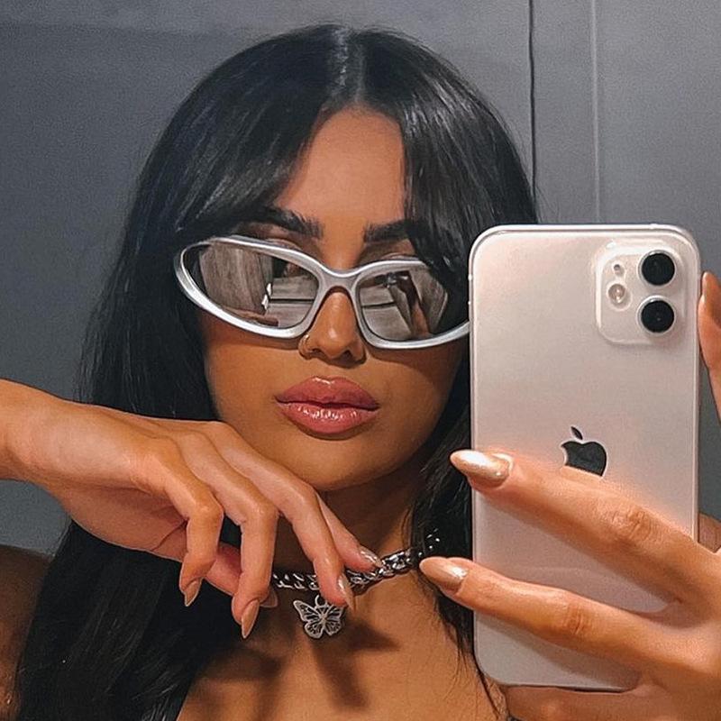 

Будущая горячая девушка в солнцезащитных очках, езда в панк-спортивных сетчатых красных солнцезащитных очках