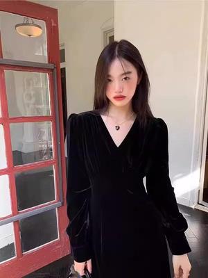 2026 Elegant French Black Pleated V-Neck Cinched-Waist Long Dress for Spring/Autumn