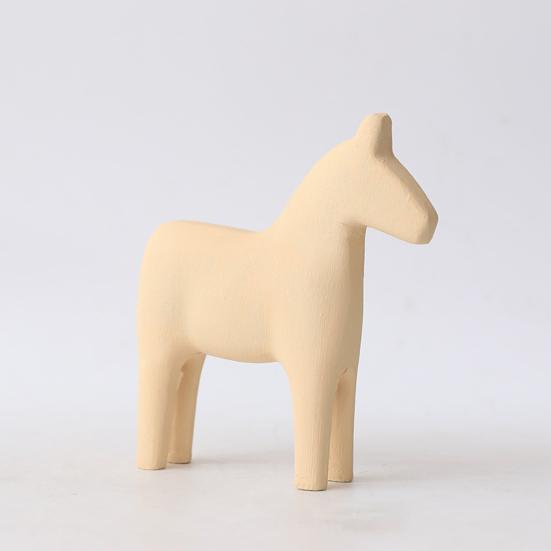 Robuste Pferdefigur. Zarte, exquisite abgerundete Kante