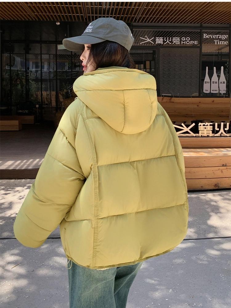 Dámská krátká větruodolná zateplená zimní bunda s kapucí a raglánovými rukávy