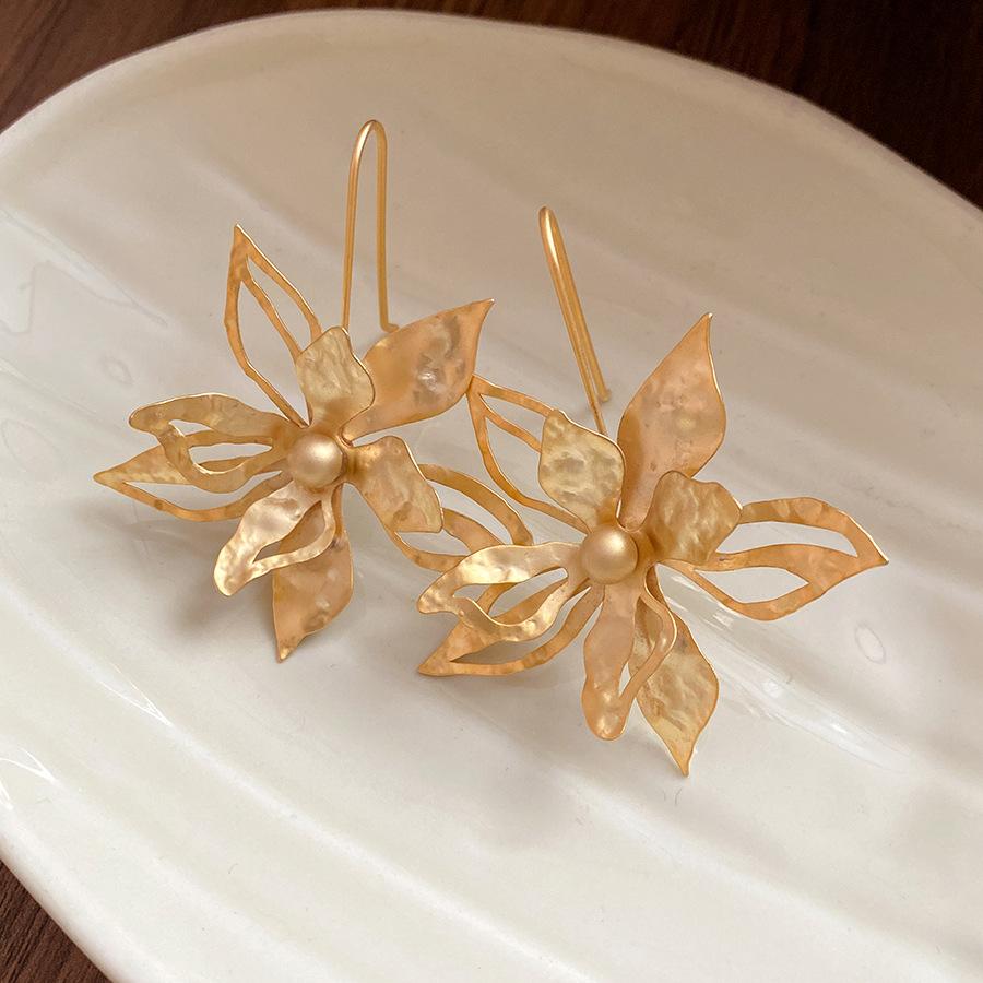 

European and American flowers hollow pendant ear hook niche design simple fashion earrings light luxury high-end earrings women