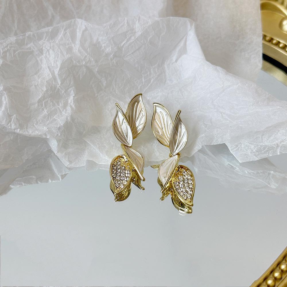 Elegant Zircon Flower and Pearl Stud Earrings - High-End Niche Design
