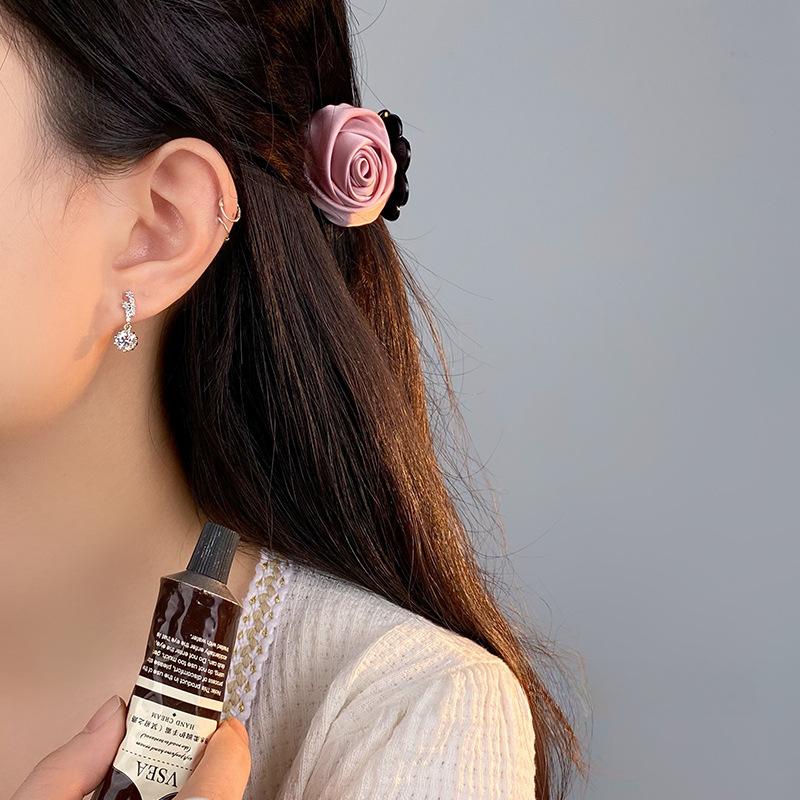 Wunderschöne Meteor Mosan's Frische Ohrringe für Damen mit leichtem Luxusdesign Vielseitige Ohrringe