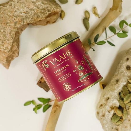 VAAHE Kardamom Ganz (Elaichi) | Einzige Herkunft (Idukki, Kerala) | Ethisch Beschafft | 100% Rein und Natürlich | Premium Blechdose (50 gr)