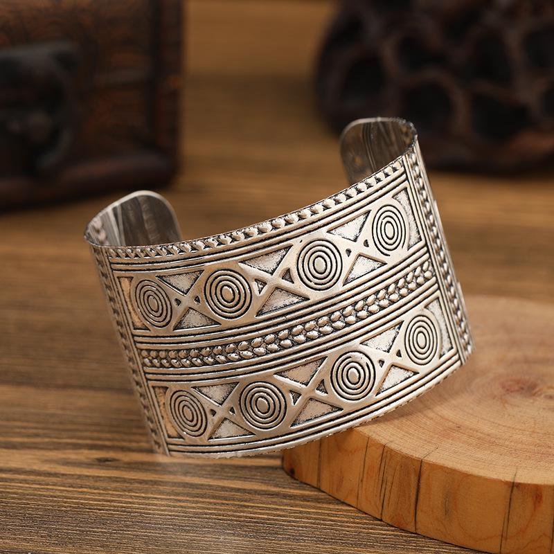 

Богемский женский браслет-манжета из тибетского серебра с резным узором