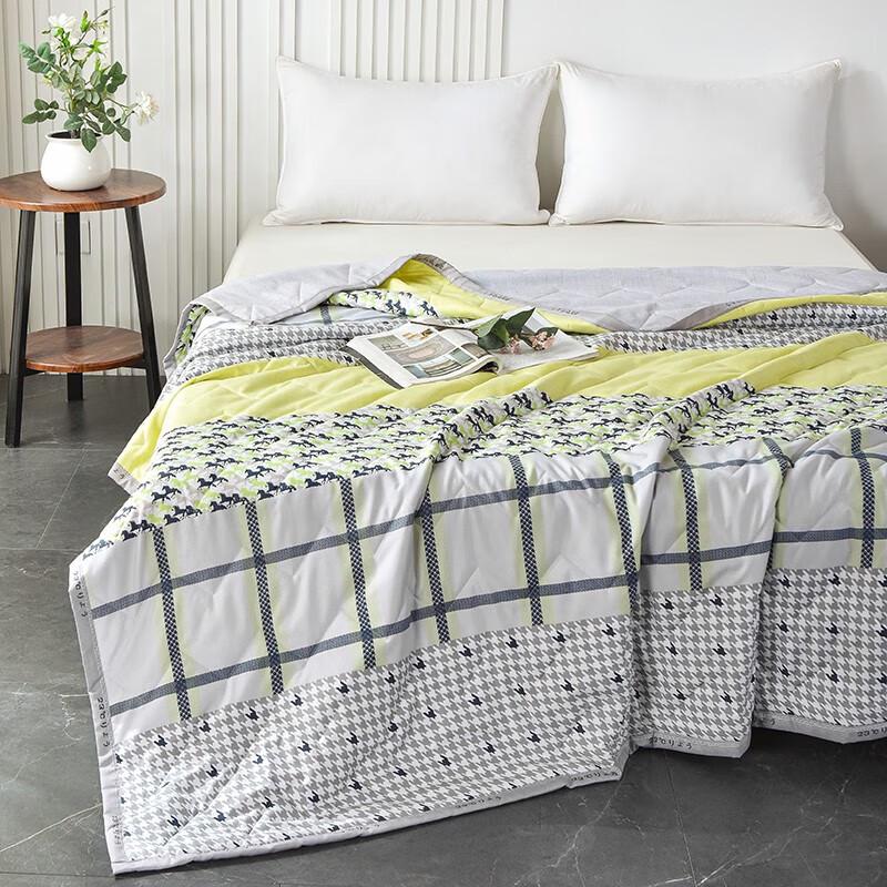 All-Season Cool Polyester Comforter with Galloping Horse Pattern
