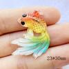 10 Stück Neues Acryl Süßer Goldfisch Mit Einem Loch Flache Rückseite Cabochon Scrapbooking Haarspange Mitte Verzierungen DIY Zubehör F70