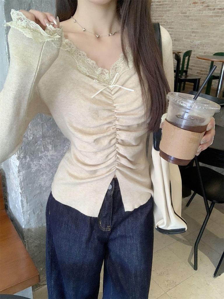 Women's V-Neck French Lace Patchwork Pleated Sweater for Autumn/Winter