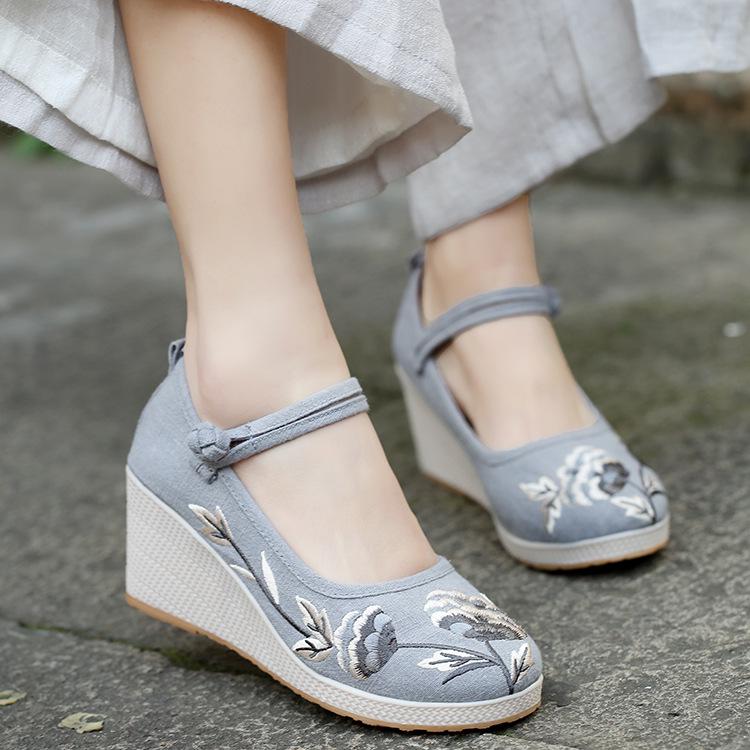 2024 Hot National Style Retro Female Flat Shoes Spring Summer Exquisite Fashion Embroidery Cloth Shoes Hot Casual Women Shoes