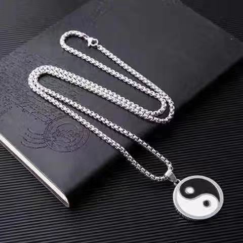 Titanium Steel Necklace Men's Trendy Brand Versatile Collarbone Chain Light Luxury Niche Design High-end Cuban Pendant Neck Chain Accessories